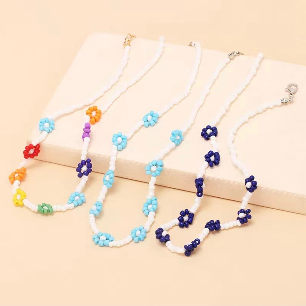 Glass seed bead hand craft daisy necklace